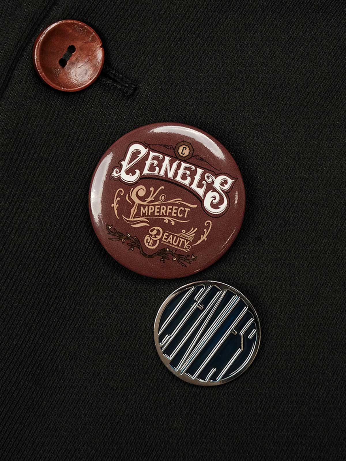 詳細画像: 袖のコーデュロイ生地とボタンのディテールクローズアップ