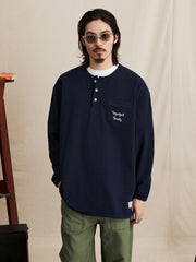 モデル画像: モデルがヘンリーネック長袖Tシャツを着用し、様々なスタイルのコーディネートを提案