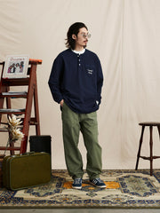 モデル画像: モデルがヘンリーネック長袖Tシャツを着用し、様々なスタイルのコーディネートを提案