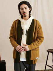 モデル画像: モデルがレトロな開襟ニットウールカーディガンを着用し、コーディネートスタイルを提案