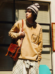 モデル画像: モデルがローズサンドグラステーマ プリントクルーネックスウェットを着用した効果展示