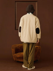 モデルが藤とハトをテーマにした中綿ジャケットを着用し、ファッション性と保温効果を表現。