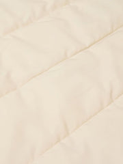 ジャケットのディテール。藤とハトのパターンと大きなポケットのデザインを示す。