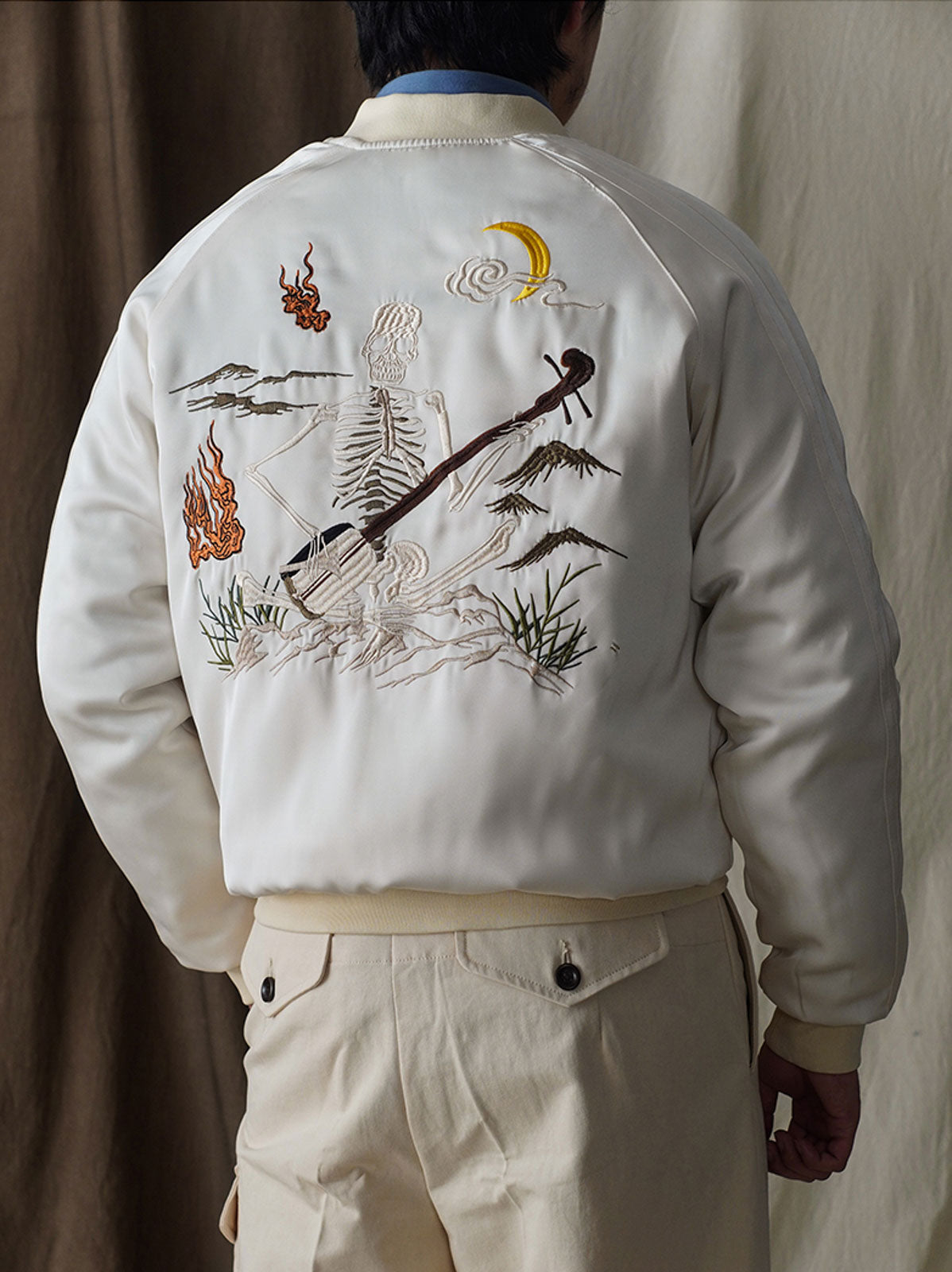 モデルが琴師刺繍スカジャンを着用し、ビンテージと現代の融合したユニークなスタイルを演出