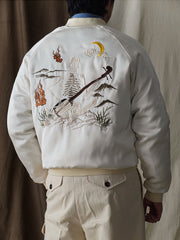 モデルが琴師刺繍スカジャンを着用し、ビンテージと現代の融合したユニークなスタイルを演出