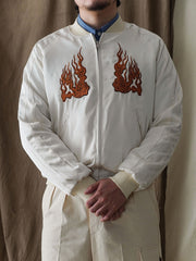 モデルが琴師刺繍スカジャンを着用し、ビンテージと現代の融合したユニークなスタイルを演出