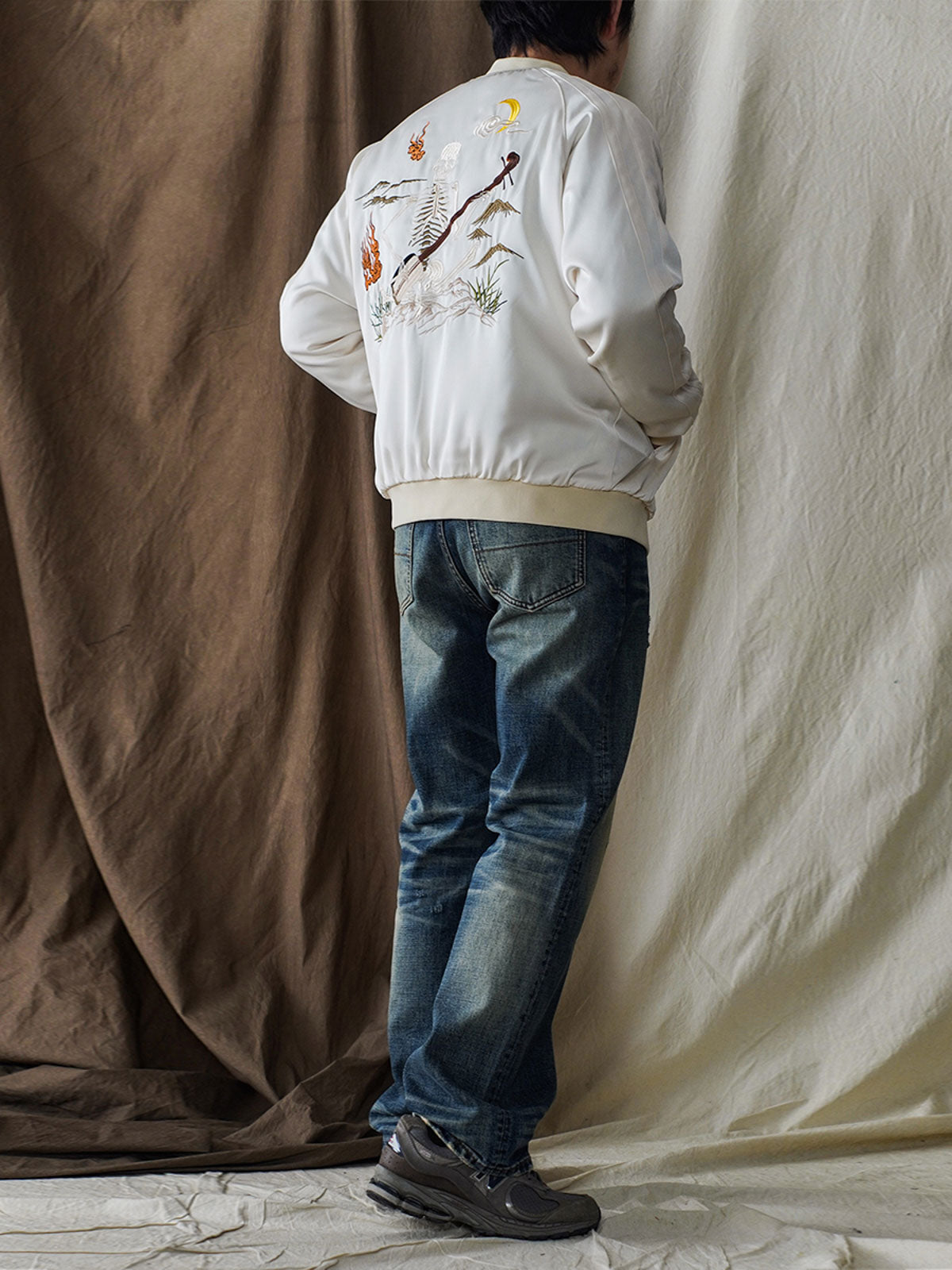 モデルが琴師刺繍スカジャンを着用し、ビンテージと現代の融合したユニークなスタイルを演出