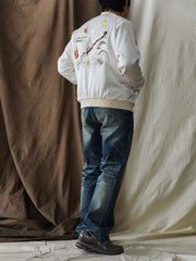 モデルが琴師刺繍スカジャンを着用し、ビンテージと現代の融合したユニークなスタイルを演出