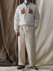 モデルが琴師刺繍スカジャンを着用し、ビンテージと現代の融合したユニークなスタイルを演出