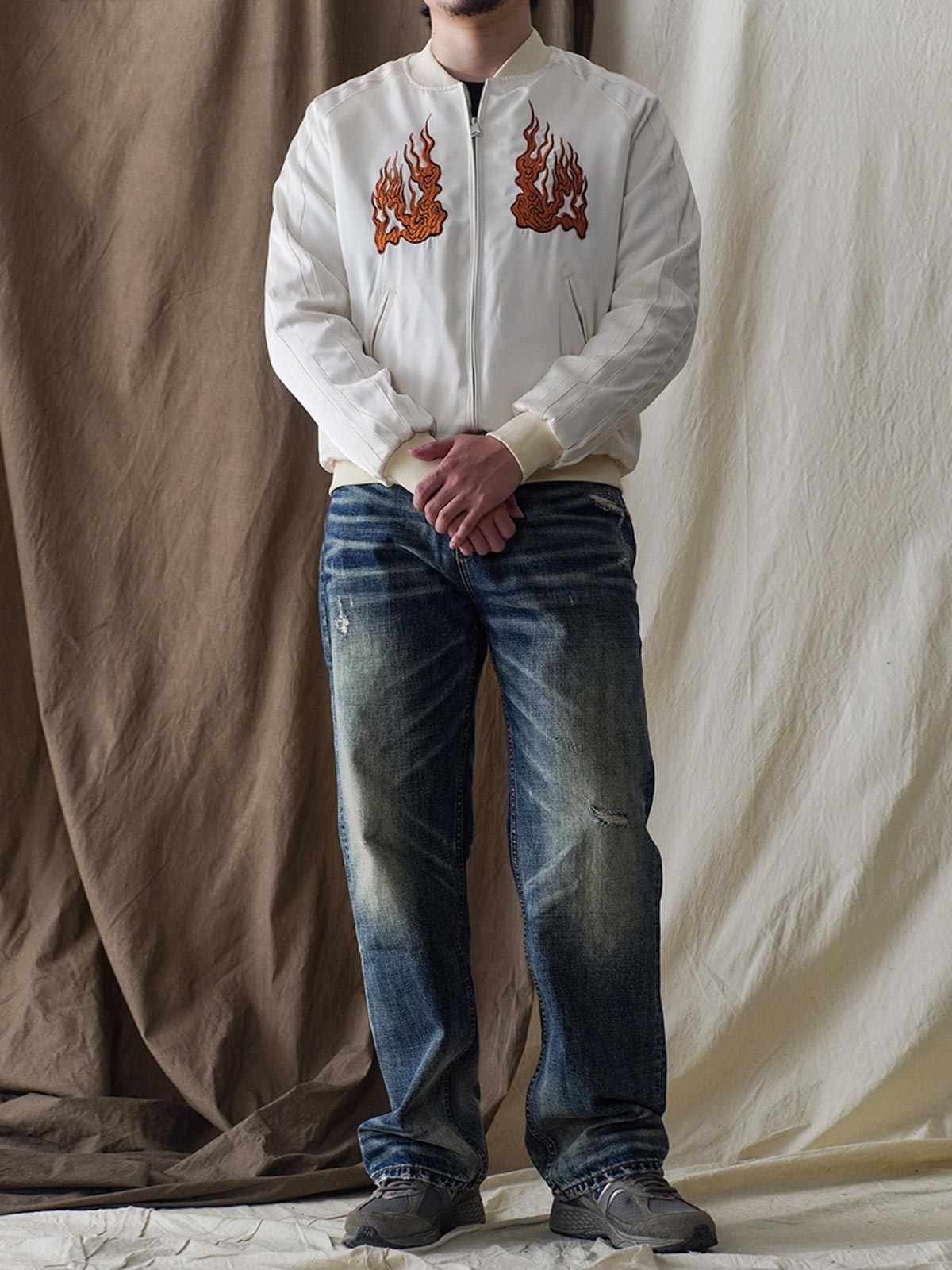 モデルが琴師刺繍スカジャンを着用し、ビンテージと現代の融合したユニークなスタイルを演出