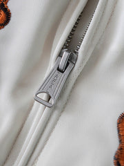 ジャケットのディテールショット、高級ポリエステル素材と美しい刺繍工芸を展示