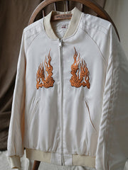 ジャケットのディテールショット、高級ポリエステル素材と美しい刺繍工芸を展示