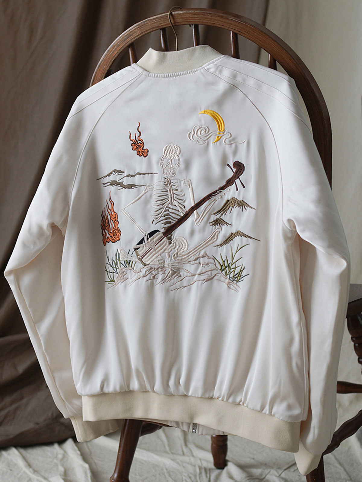 ジャケットのディテールショット、高級ポリエステル素材と美しい刺繍工芸を展示