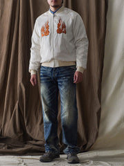 モデルが琴師刺繍スカジャンを着用し、ビンテージと現代の融合したユニークなスタイルを演出