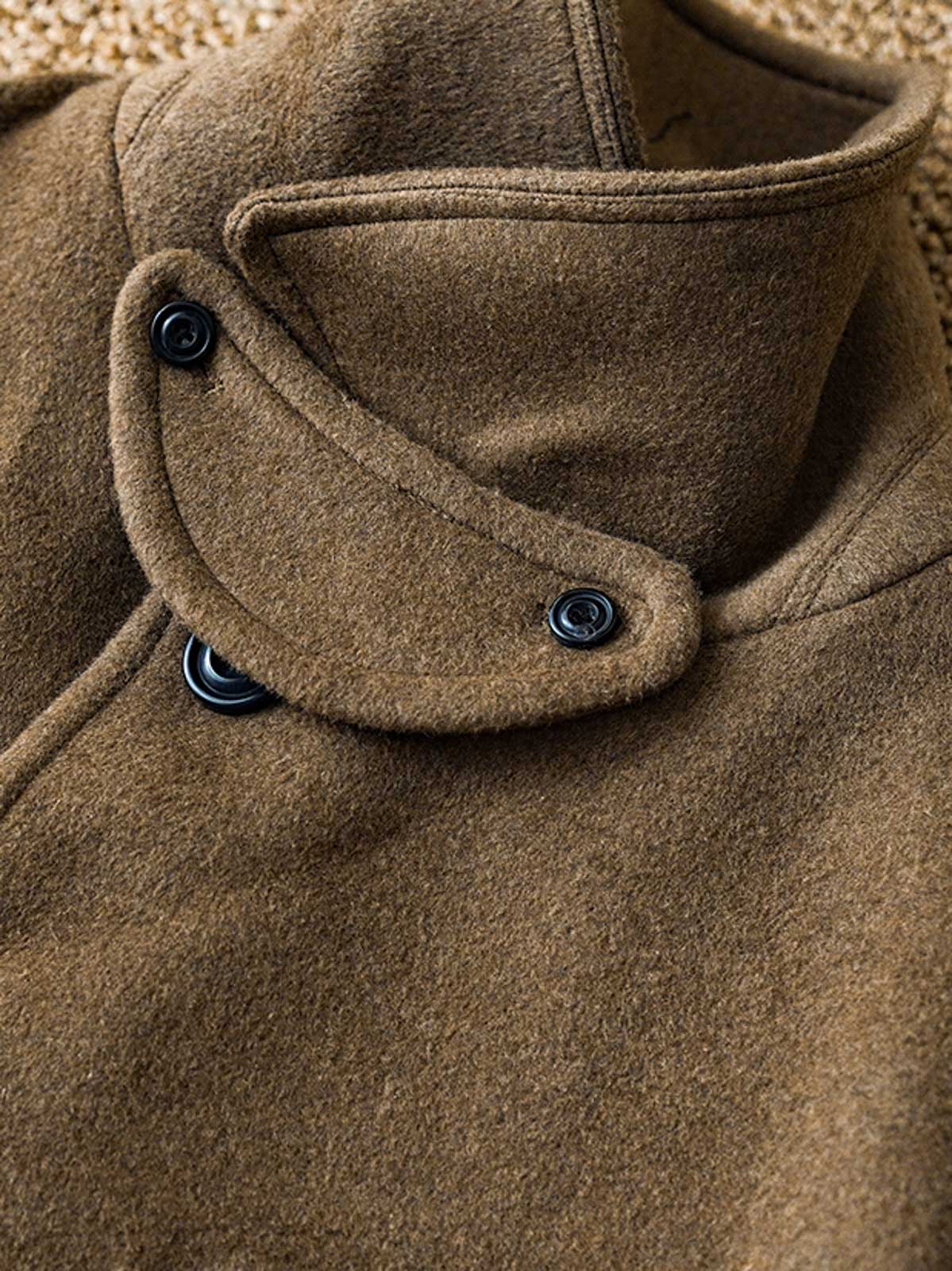 詳細画像: ウール生地のヘリンボーンディテールとウエストベルトデザインの特写