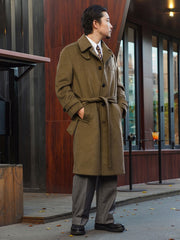 モデル画像: モデルがバルマカーンウールコートを着用している全体スタイル