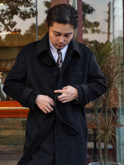 モデル画像: モデルがバルマカーンウールコートを着用している全体スタイル