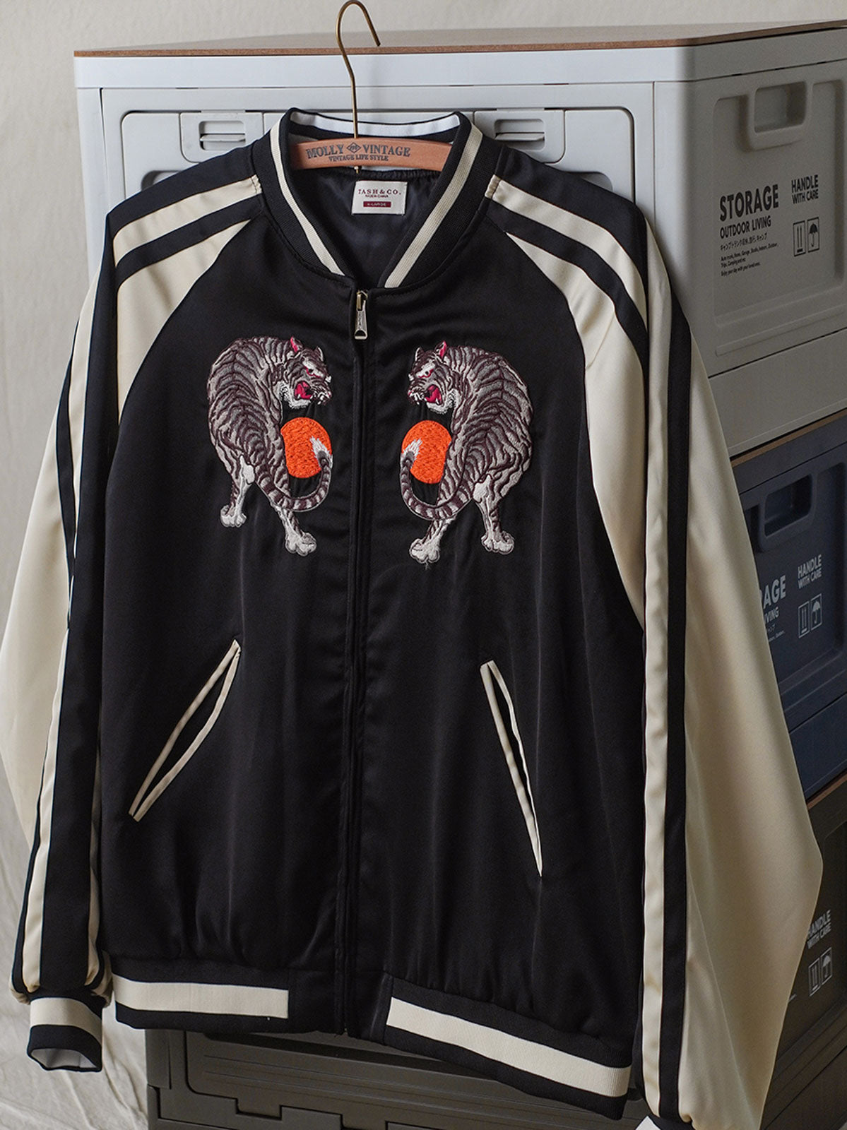 ジャケットのディテールショット、高密度刺繍とIDEAL製銅ジッパーを展示