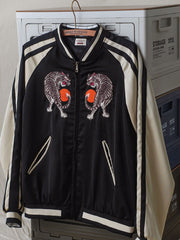 ジャケットのディテールショット、高密度刺繍とIDEAL製銅ジッパーを展示