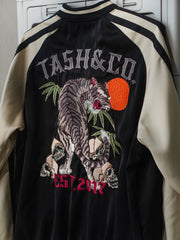 ジャケットのディテールショット、高密度刺繍とIDEAL製銅ジッパーを展示