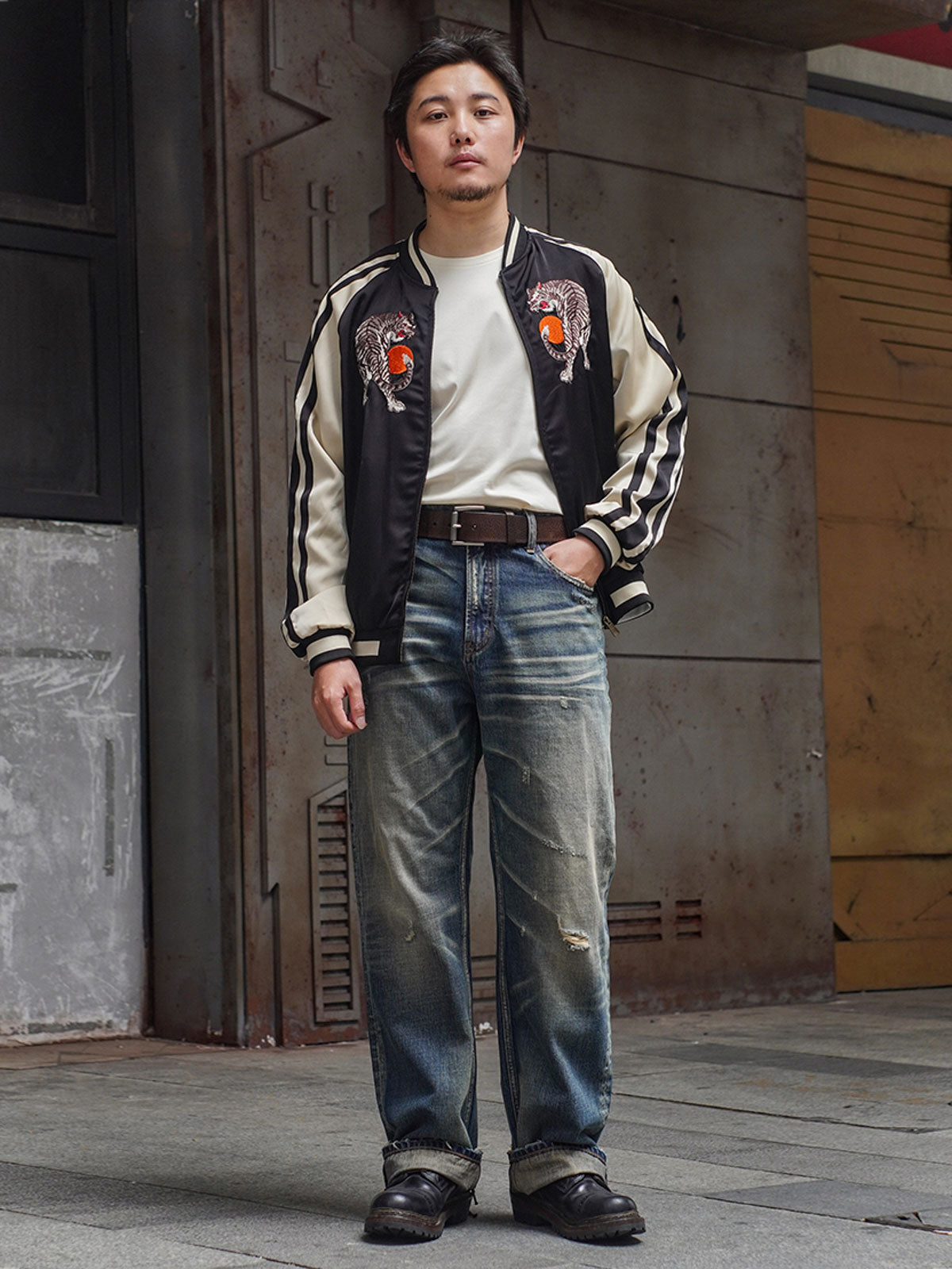 ジャケットのディテールショット、高密度刺繍とIDEAL製銅ジッパーを展示モデルが虎刺繍スカジャンを着用し、その文化的な意味とビンテージスタイルを披露