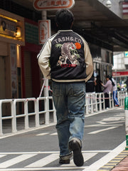 モデルが虎刺繍スカジャンを着用し、その文化的な意味とビンテージスタイルを披露