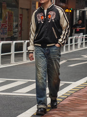 モデルが虎刺繍スカジャンを着用し、その文化的な意味とビンテージスタイルを披露