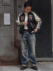 モデルが虎刺繍スカジャンを着用し、その文化的な意味とビンテージスタイルを披露