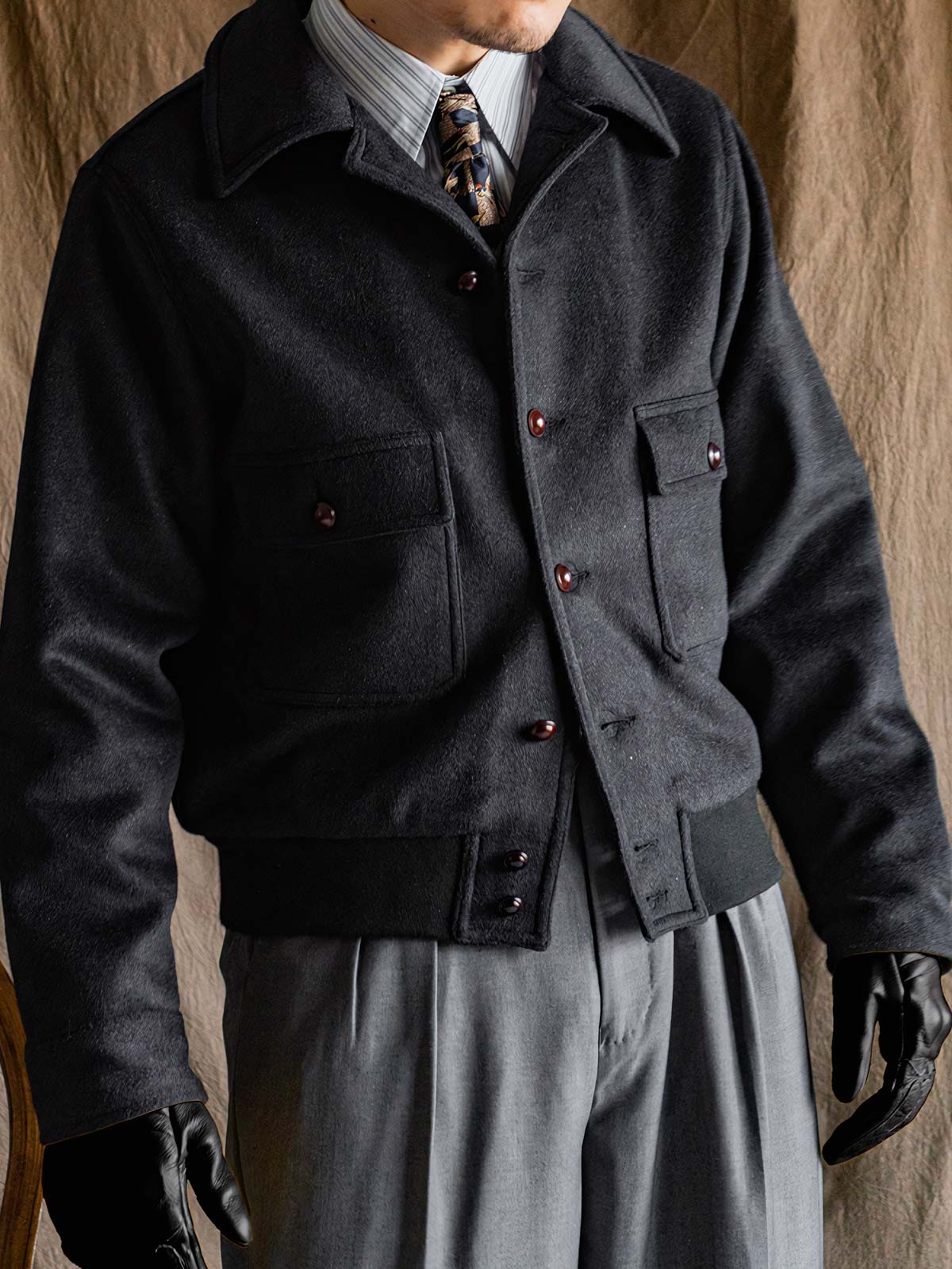 モデルがA2柔らかなツイードウール保温コートを着用し、そのエレガントで実用的なスタイルを披露