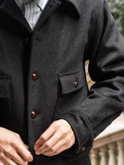 コートのディテールショット、ビンテージボタンとツイード生地の細部を展示