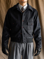 コートのディテールショット、ビンテージボタンとツイード生地の細部を展示