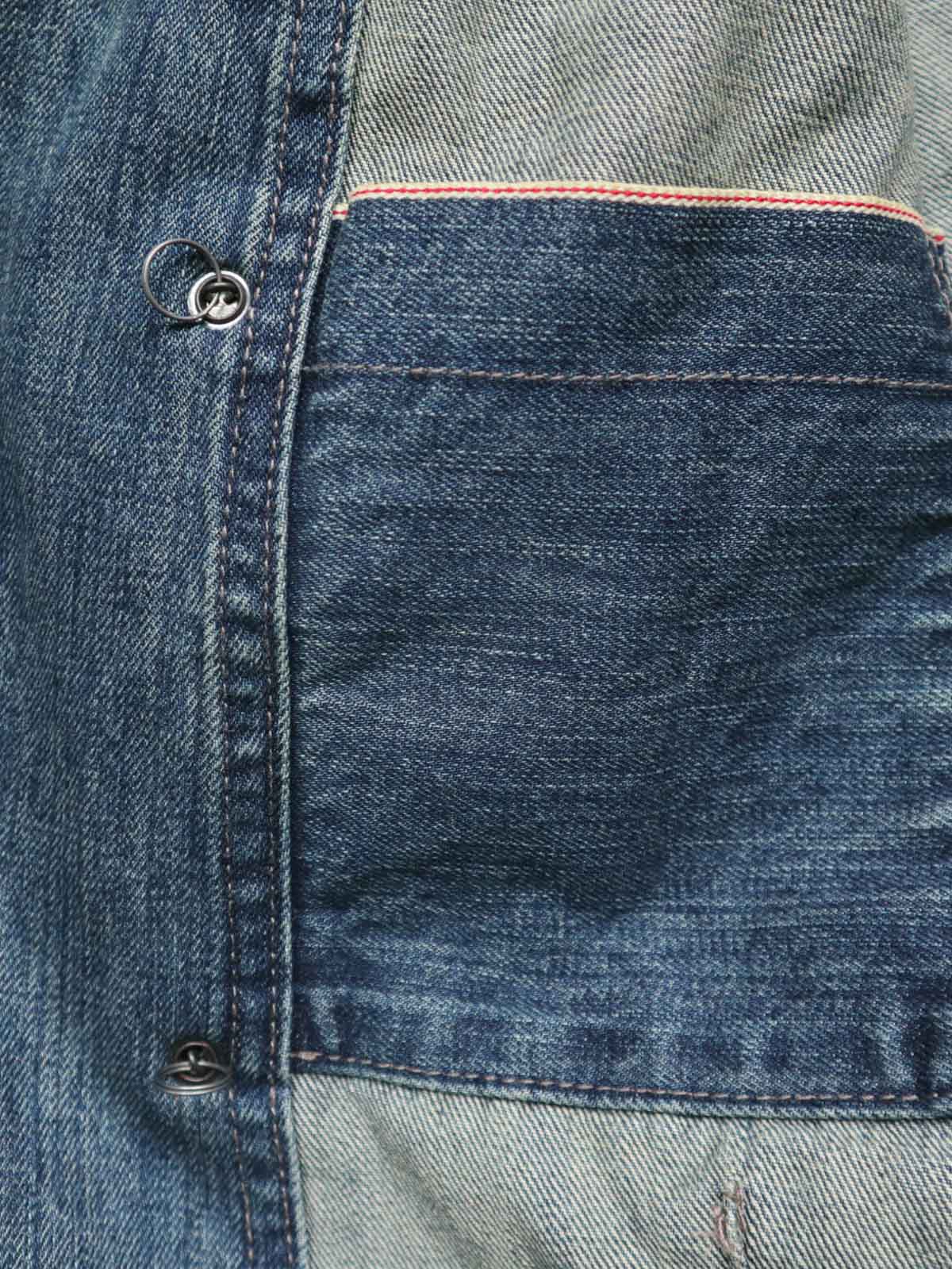 トレンチコートのディテールショット、大きな襟、ダブルブレスト、セルビッチデニムを展示