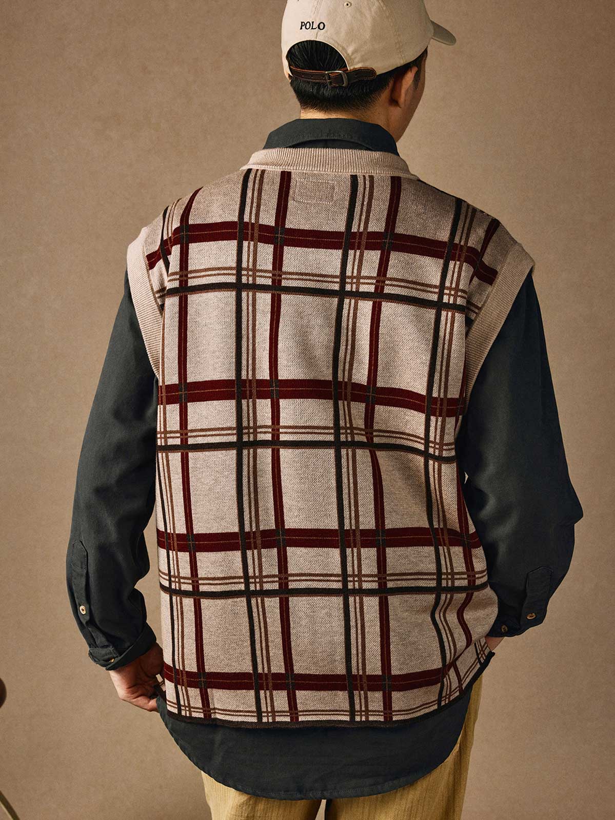 チェック柄ジャカードディテールと裾のスリットのクローズアップ