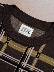 チェック柄ジャカードディテールと裾のスリットのクローズアップ