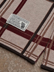 チェック柄ジャカードディテールと裾のスリットのクローズアップ