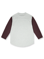 モデルが着用するヴィンテージサッカー風Tシャツのスタイリング例ヴィンテージプリント長袖サッカー風Tシャツ全体