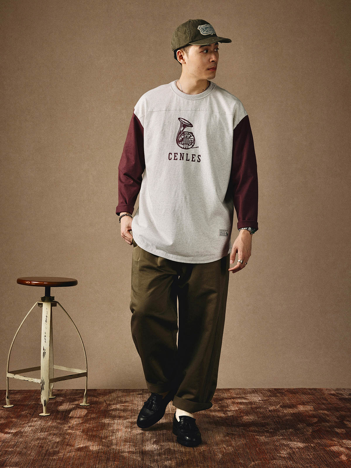 モデルが着用するヴィンテージサッカー風Tシャツのスタイリング例