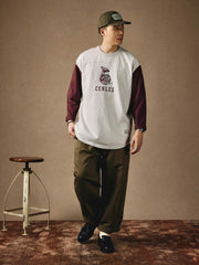 モデルが着用するヴィンテージサッカー風Tシャツのスタイリング例