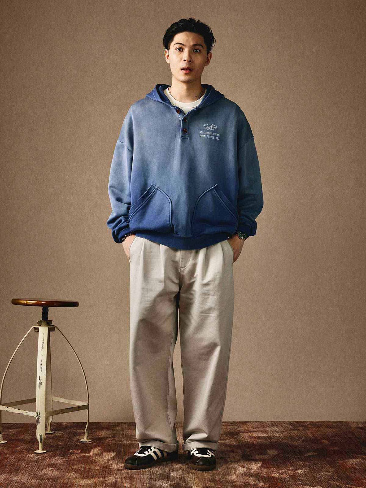 モデルが着用するヴィンテージスウェットのスタイリング例