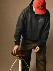 モデルが着用するヴィンテージスウェットのスタイリング例