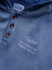 襟元のボタン開閉デザインと染色ディテール展示