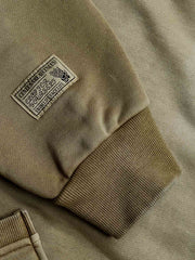 襟元のボタン開閉デザインと染色ディテール展示