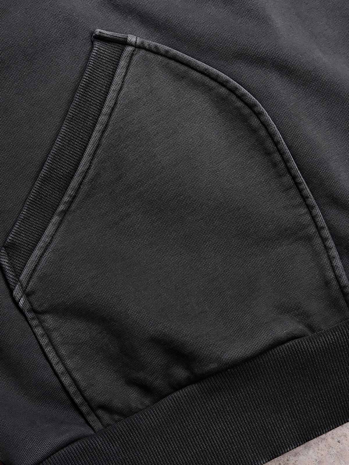 襟元のボタン開閉デザインと染色ディテール展示