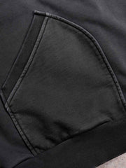 襟元のボタン開閉デザインと染色ディテール展示