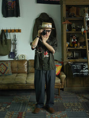 モデルが着用する横須賀プリントのキューバカラー・ハワイアンシャツのスタイル