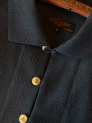 シャツのチェック柄とカスタムボタンのデザイン詳細