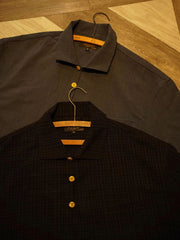 シャツのチェック柄とカスタムボタンのデザイン詳細