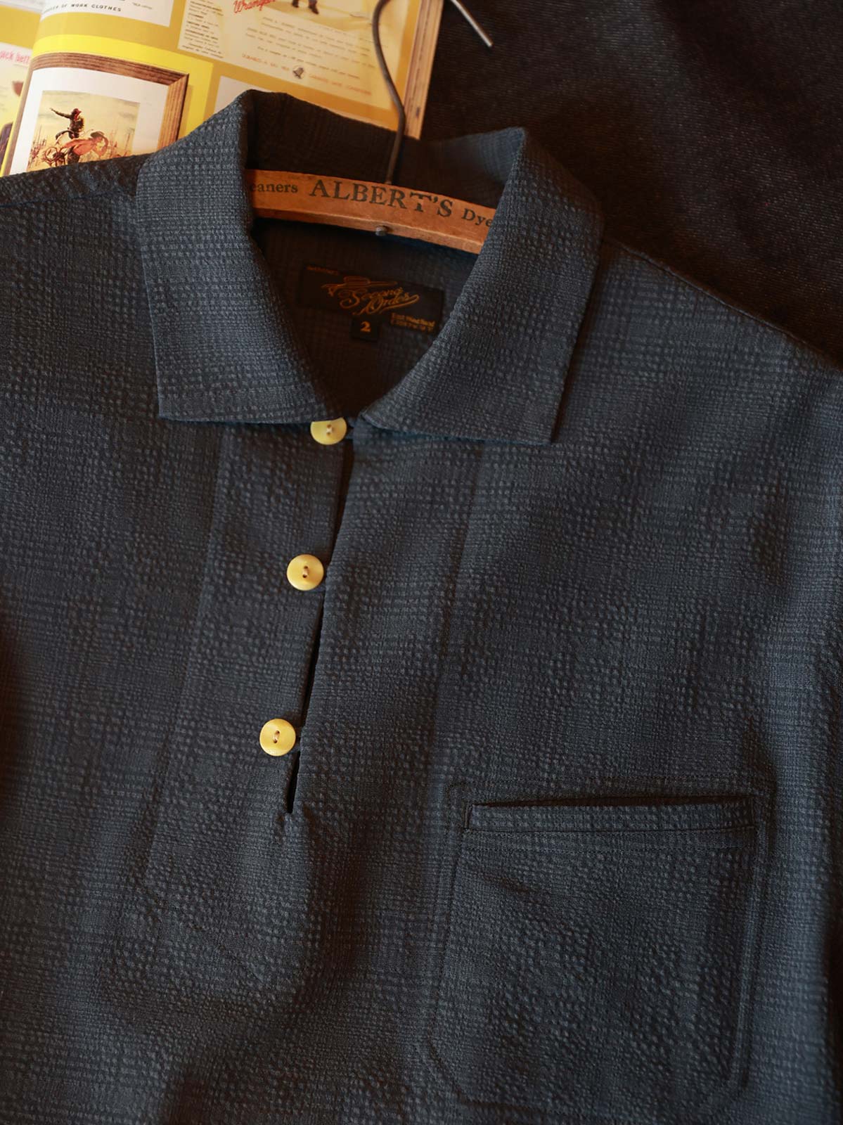 シャツのチェック柄とカスタムボタンのデザイン詳細