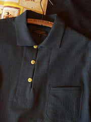 シャツのチェック柄とカスタムボタンのデザイン詳細