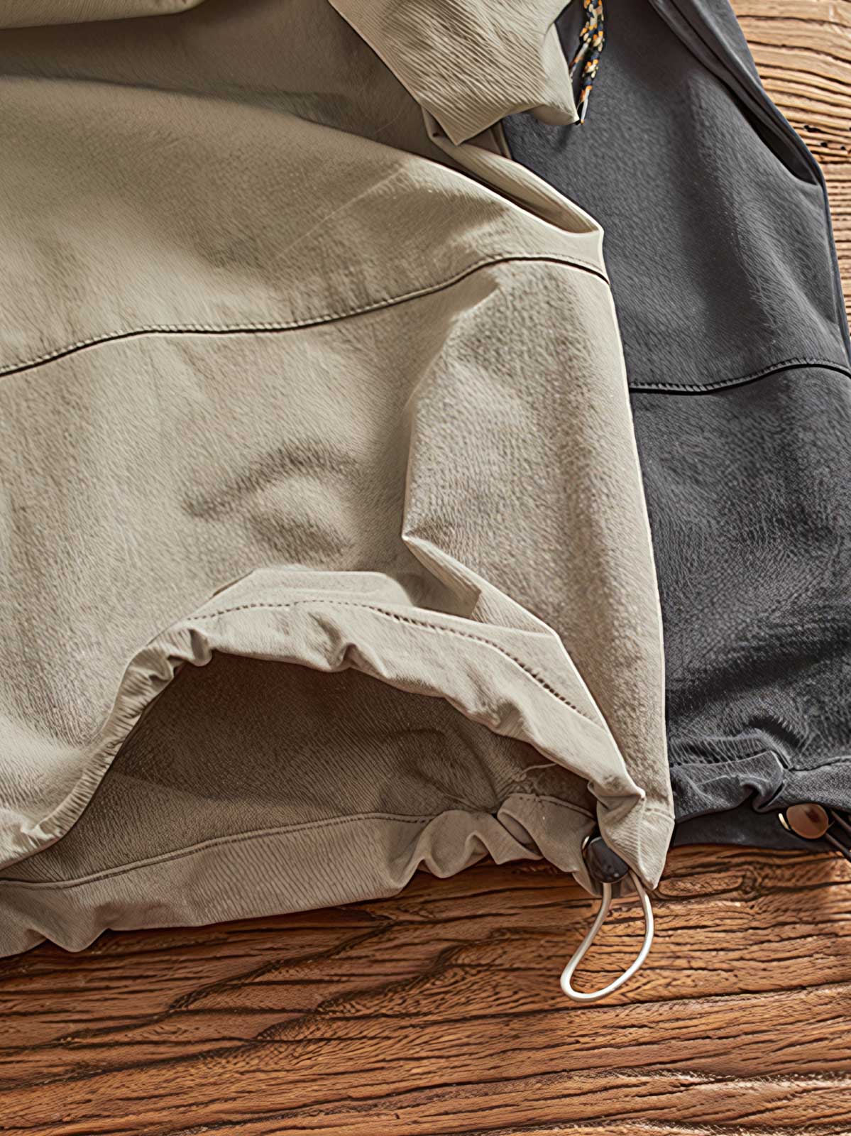 胸ポケットとドローコードのディテール展示